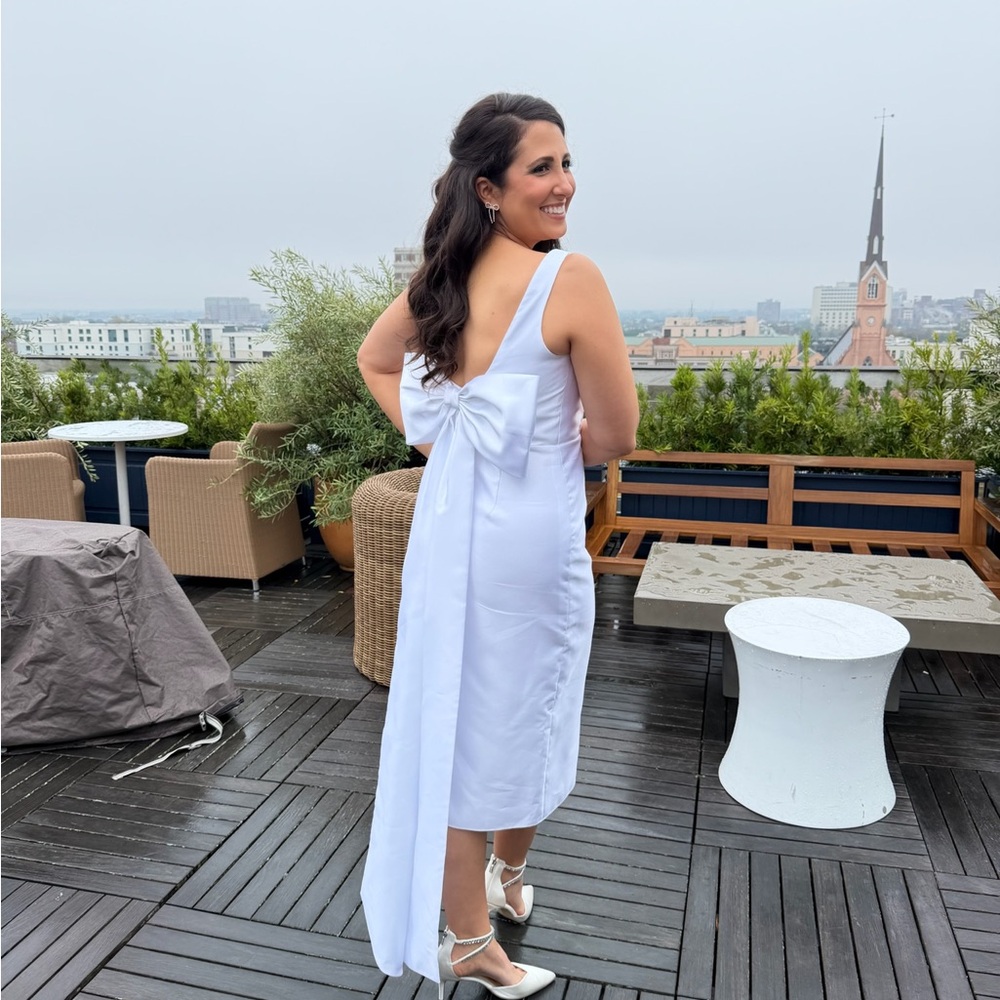 ALFRED SUNG Elegant White Backless Dress with Bow